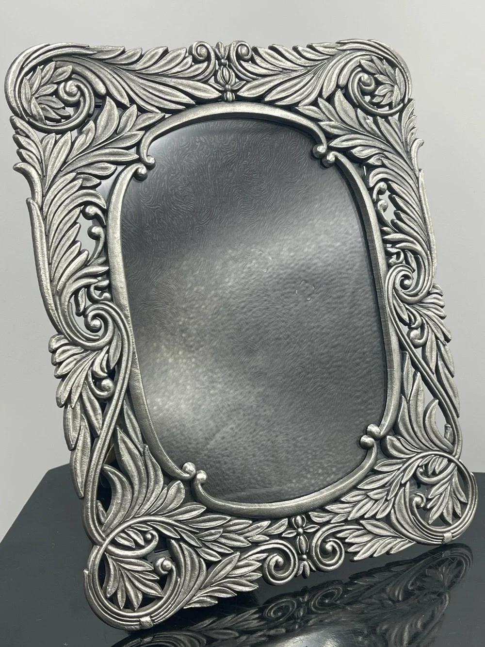 Vintage Ornate Silver Tone Metal Picture Frame w/ 5x7 Oval Opening Acanthus Leaf